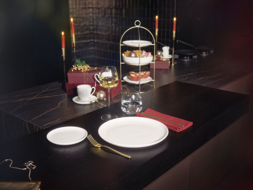 Modern inszenierter Tisch mit Bone China Porzellan von Rosenthal: Puristische wei&szlig;e Teller, feine Tassen und elegante Details schaffen ein stilvolles Ambiente f&uuml;r besondere Genussmomente.